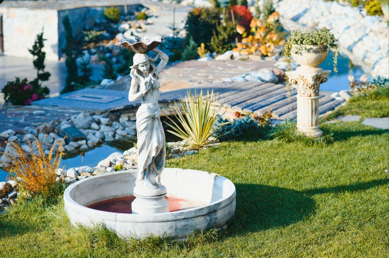 Pest Control Tips, Guides & Seasonal Prevention Advice 1 Florida mosquito control in a maintained residential yard