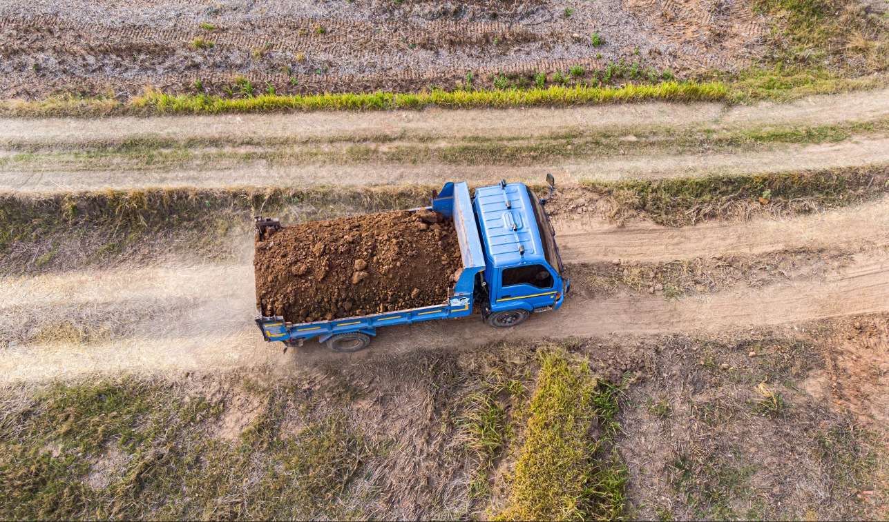 how to estimate landscape material quantities for Port Charlotte FL projects with bulk material delivery