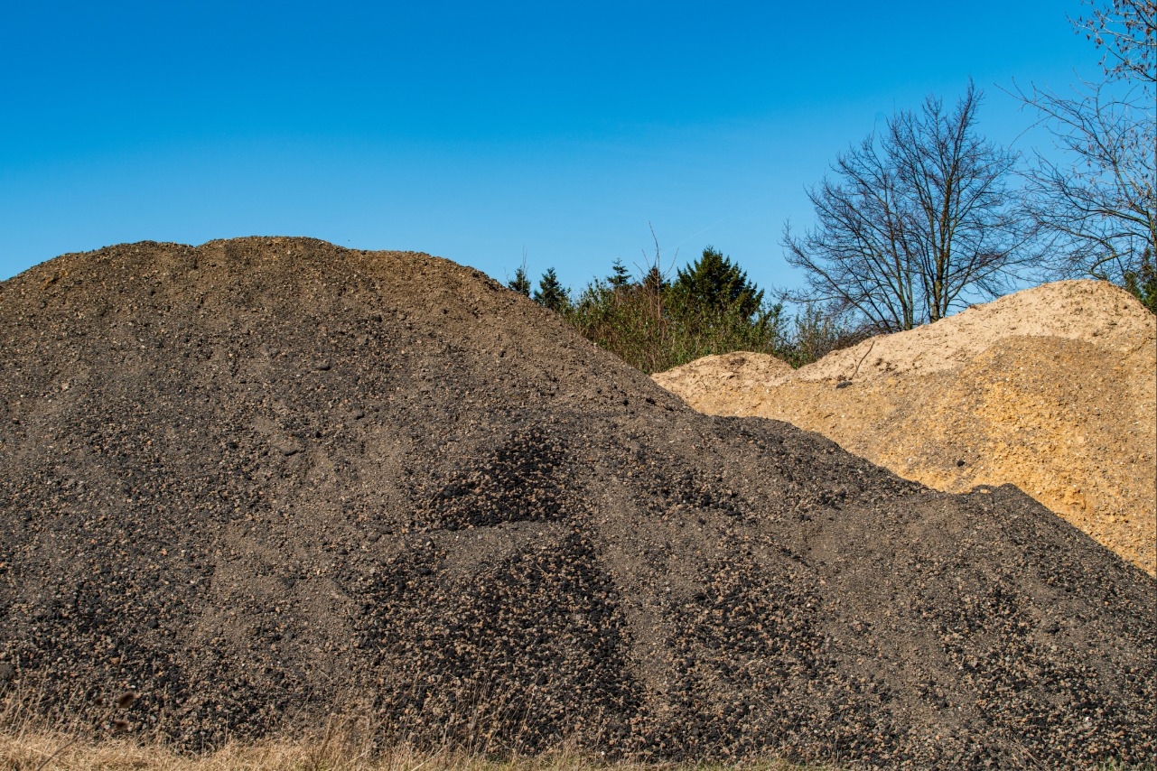 Topsoil vs fill dirt comparison for Florida landscape projects