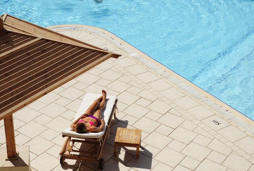 Planning a Paver Pool Deck in Port Charlotte: Heat, Wet Surfaces and Layout 1 Paver pool deck Port Charlotte with sunny and shaded areas around a residential pool